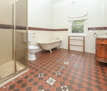 Three bedroom family home - Photo 2