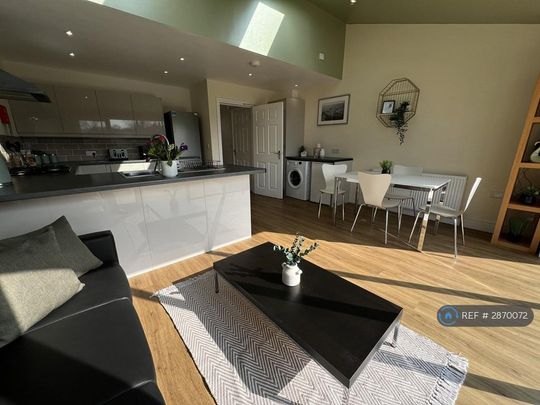 1 bedroom in a house share to rent - Photo 1