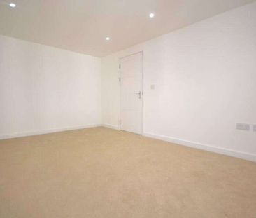 A second floor two bedroom apartment to rent, in the heart of Readi... - Photo 4