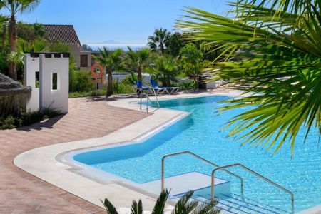 2 bedroom luxury Flat for rent in Benahavís, Spain - Photo 3