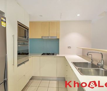 TWO BEDROOM APARTMENT WITH STUNNING CITY VIEWS - Photo 4