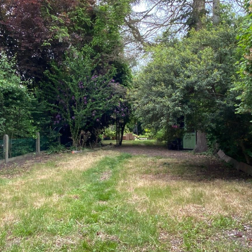 Rustig gelegen gelijkvloers appartement met 2 slaapkamers en zeer grote tuin nabij het sport- en recreatiedomein van de Rozebroeken. - Photo 1