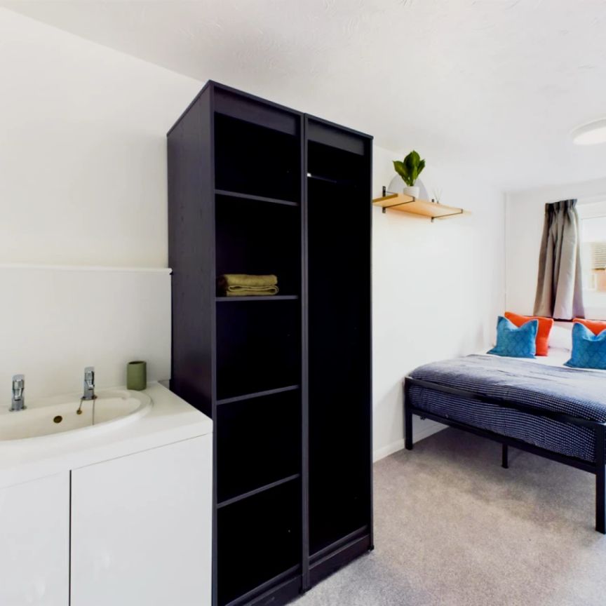 6 Bedroom House - Photo 1