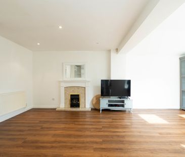 4 bedroom detached to let - Photo 2