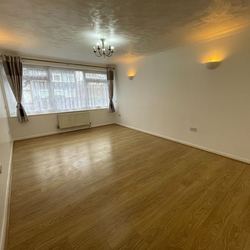 2 Bed Flat, Barton Meadows, IG6 - Photo 1