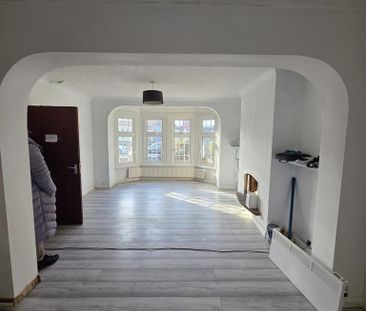 5 bedroom end of terrace house to rent - Photo 2