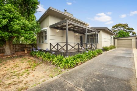 Fully Renovated Home a short stroll from the heart of Rosebud - Photo 2