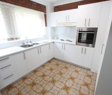 EXCELLENT 2 BEDROOM UNIT WITH GOOD SIZE LIVING AREAS - Photo 3