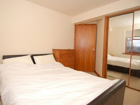 Flat to rent on - Photo 2