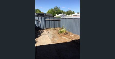 Ideal 3 Bedroom Townhouse - Photo 5