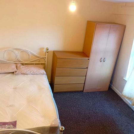 1 bedroom in a house share to rent - Photo 4