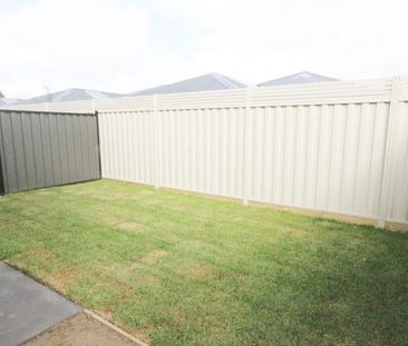 Stunning 3 Bedroom Townhouse, Now For Lease - **APPLY FOR THIS PROP... - Photo 4