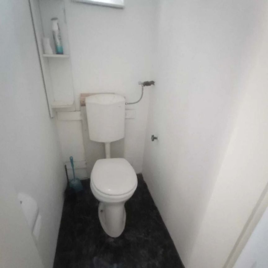 kleine Hauptmietwohnung (KAT D) mit Gangtoilette in einem Stilaltbauhaus - Nähe Matzleinsdorferplatz gelegen! - Photo 1