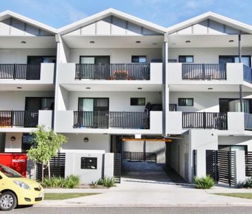 Modern Three Bedroom Unit - Private Balcony - Air Con - Photo 2