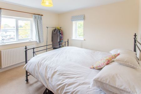 A modern detached family home, offering spacious and flexible living in a pretty village location. - Photo 5