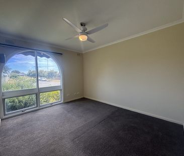 Comfortable 3-Bedroom Home with Spacious Backyard - Photo 4