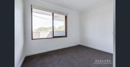 Modern Three Bedroom Home In Newcomb. - Photo 2
