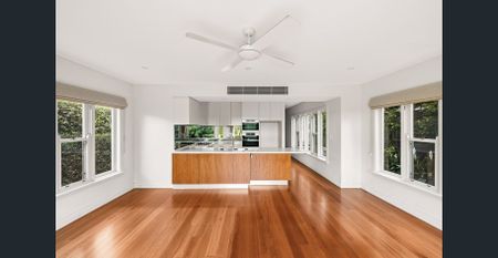 Renovated sandstone home on peninsula with double garage - Photo 4