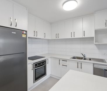 Spacious 3 Bedroom 2 Bathroom in great Location. - Photo 2