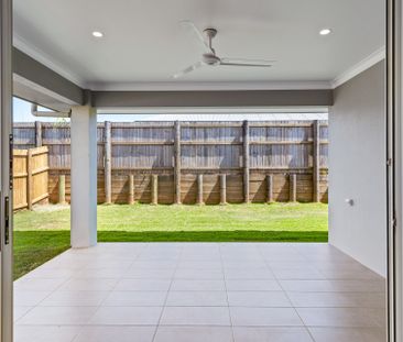 EXECUTIVE ENTERTAINER WITH SOLAR IN MUCH SOUGHT AFTER SMITHFIELD VI... - Photo 3