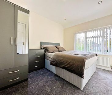 1 bedroom in a flat share to rent - Photo 2