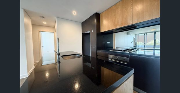 Spacious Two Bedroom Two Bathroom with Carspace - Photo 1