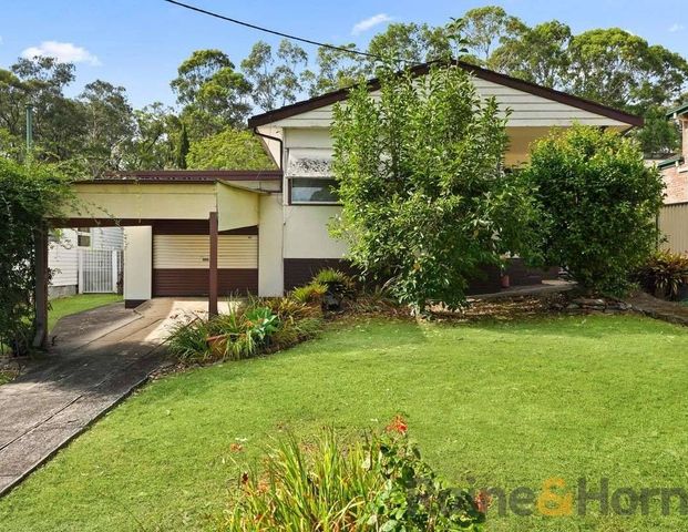 THREE BEDROOM FAMILY HOME WITH A SPACIOUS BACKYARD!! - Photo 1