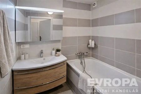 Pronájem světlého bytu 3+1 s balkonem a parkovacím místem | Nehvizdy – klidné rodinné bydlení pár minut od Prahy - Photo 5