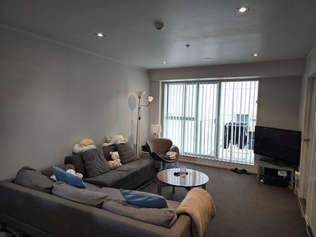 Stylish 2BR Apt with Balcony - Central AKL - Photo 3