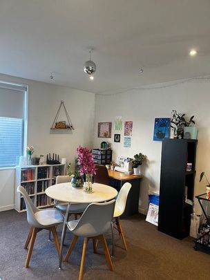 Stylish 3BR Townhouse in Newtown - Photo 1