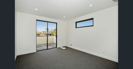 Luxury home backing onto the golf course - Photo 2