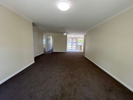 3 Bedroom Townhouse with Fresh Carpet - Photo 5