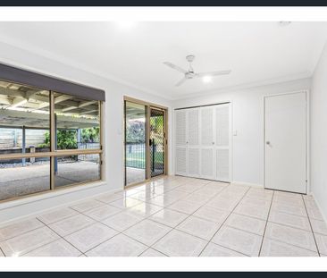 SPACIOUS 3 BEDROOM HOME ON MASSIVE BLOCK! - Photo 2