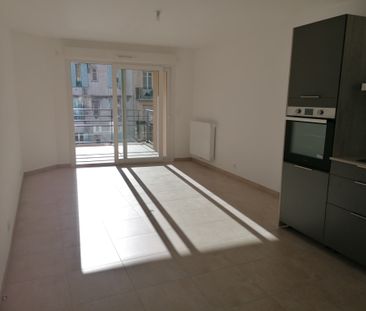 Location Appartement 3 pièces 63m² NICE 06100 - Photo 2