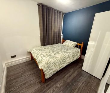 5 Bed Flat, Lilburne Court, SW15 - Photo 1