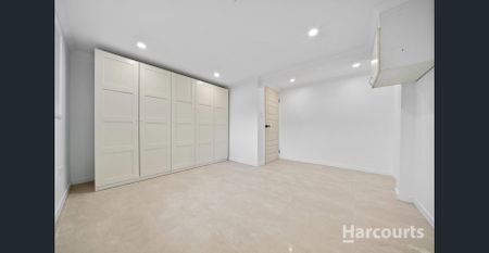 Renovated home with 2 kitchens & 2 rooms downstairs - Photo 4