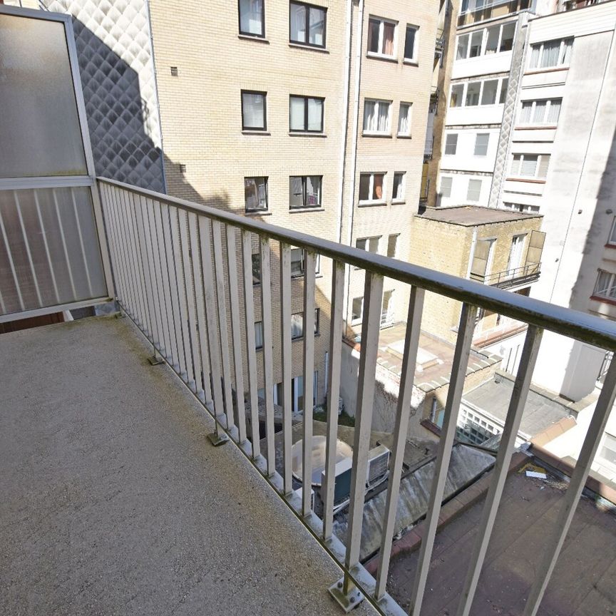 Mooi onderhouden appartement op de Kustlaan nabij het Albertplein - Photo 1