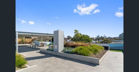 Spacious, Light & Bright Apartment In Top Location - Photo 4