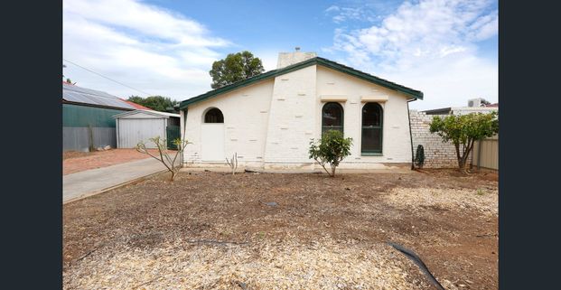 🏡 Spacious 3 Bedroom Family Home on a Large Block - Photo 1