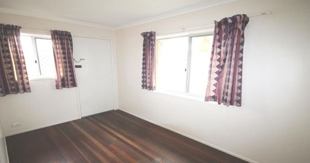 AIR CONDITIONED 2 BEDROOM BRICK UNIT WITHIN AN EASY WALK TO THE ROCKHAMPTON HOSPITAL. - Photo 1