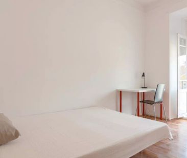 Room in a shared 9-bedroom apartment for rent in Lisbon, Lisbon - Photo 4
