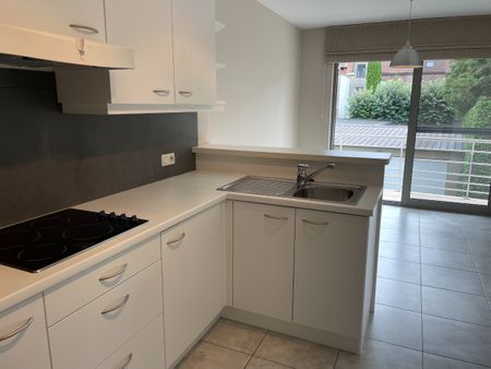 ruim instapklaar twee slaapkamer appartement met groot terras & gelijkvloerse garage - Foto 3