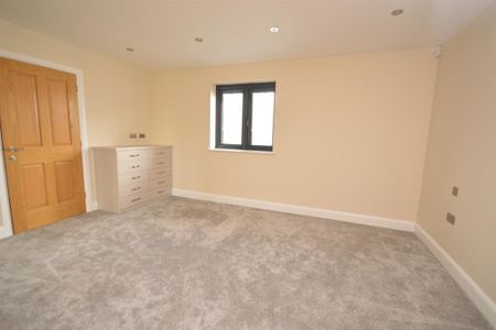 5 bedroom detached house to rent - Photo 2