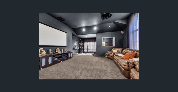 BEAUTIFUL FAMILY ENTERTAINER – Pool Maintenance included. - Photo 1