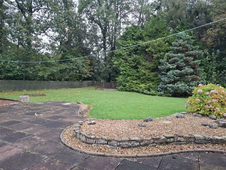 A spacious detached bungalow featuring two double bedrooms, a double garage, and versatile workshop space, set on a generous plot with expansive gardens. - Photo 3