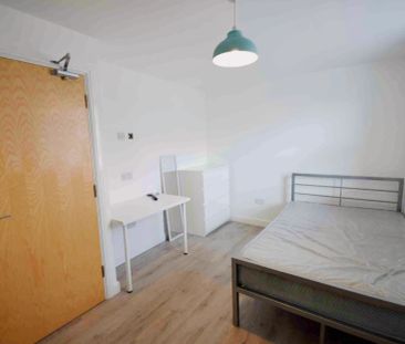 6 Beds 3 Baths - Photo 1