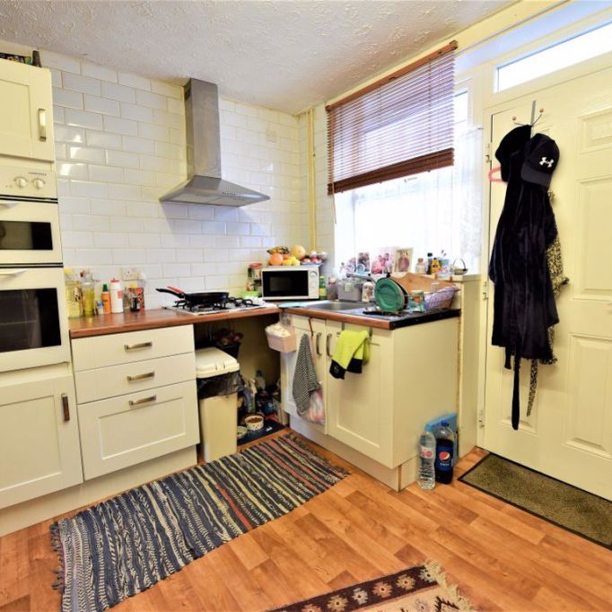 2 bedroom House in Manor Avenue, Leeds - Photo 1