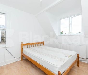 Top floor one double bedroom flat conveniently located close to tra... - Photo 4