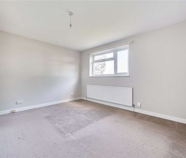 Detached home with views of the River Itchen. - Photo 3