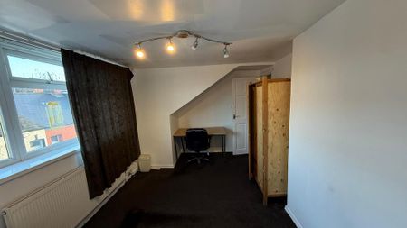 4 bedroom end of terrace house to rent - Photo 4